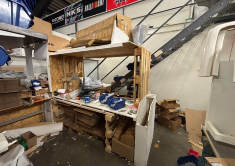 Self-built packing station with packing material
