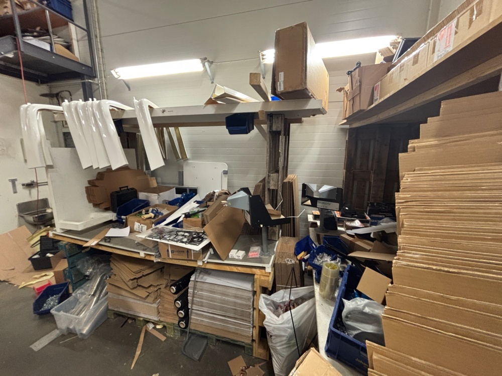 1599713-2 Egenbyggd packstation med packmaterial