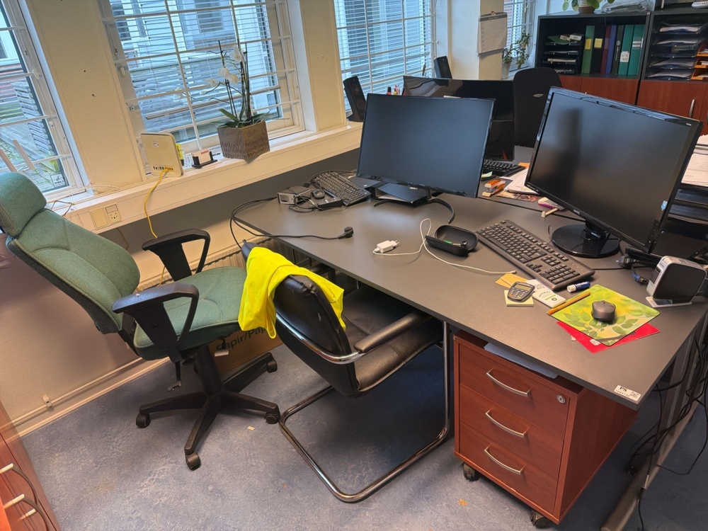 1594740-2 Office workstations 2 pcs with office furniture and monitors