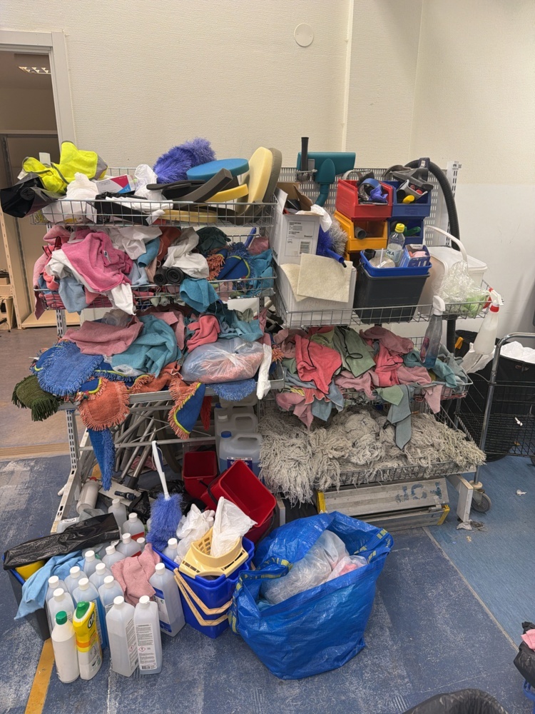 1594745-1 Collection of cleaning equipment and accessories