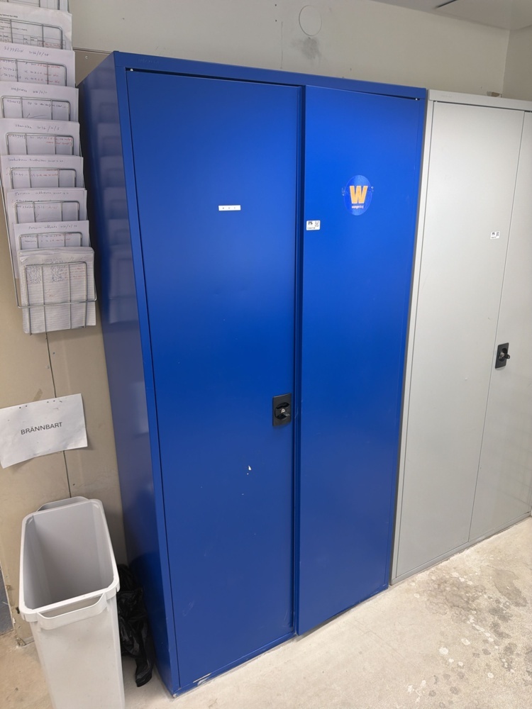 1594758-1 Metal cabinet with various contents