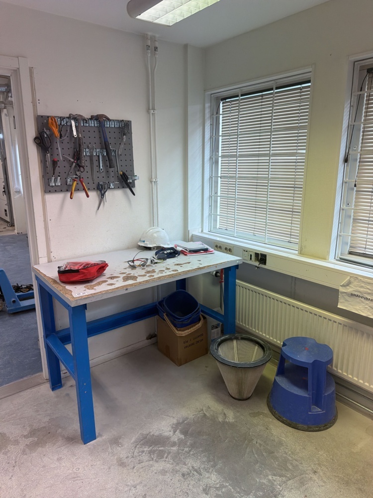 1594759-1 Workbenches 2 pcs, tools and test instruments