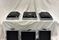 1588699 DJ-Bänk Pioneer 2 x CDJ2000 + 1 x DJM 2000 i Amptown singelcase
