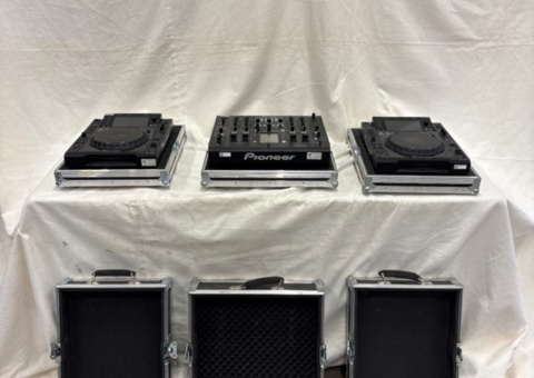 DJ-Bänk Pioneer 2 x CDJ2000 + 1 x DJM 2000 i Amptown singelcase
