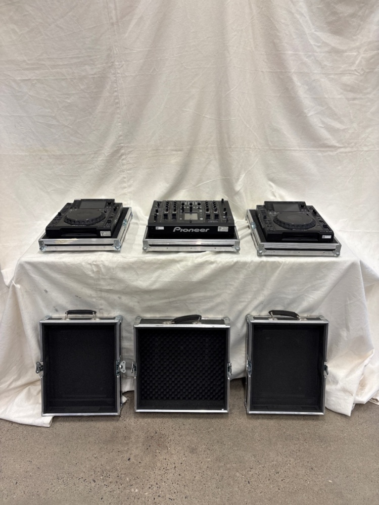 1588699-1 DJ-Bänk Pioneer 2 x CDJ2000 + 1 x DJM 2000 i Amptown singelcase