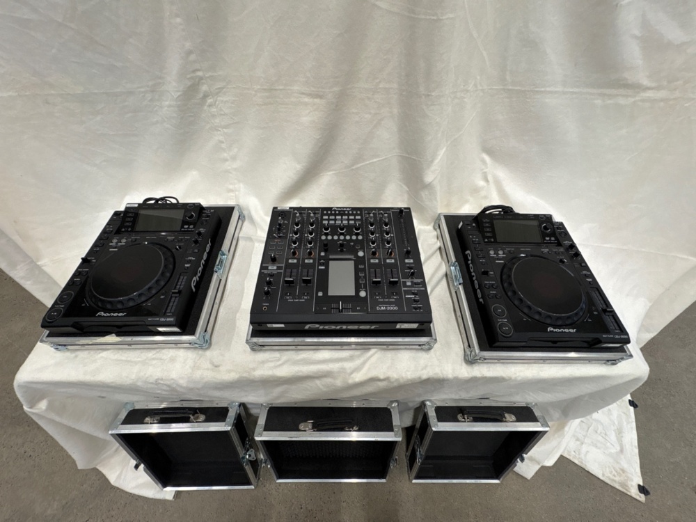 1588699-2 DJ-Bänk Pioneer 2 x CDJ2000 + 1 x DJM 2000 i Amptown singelcase