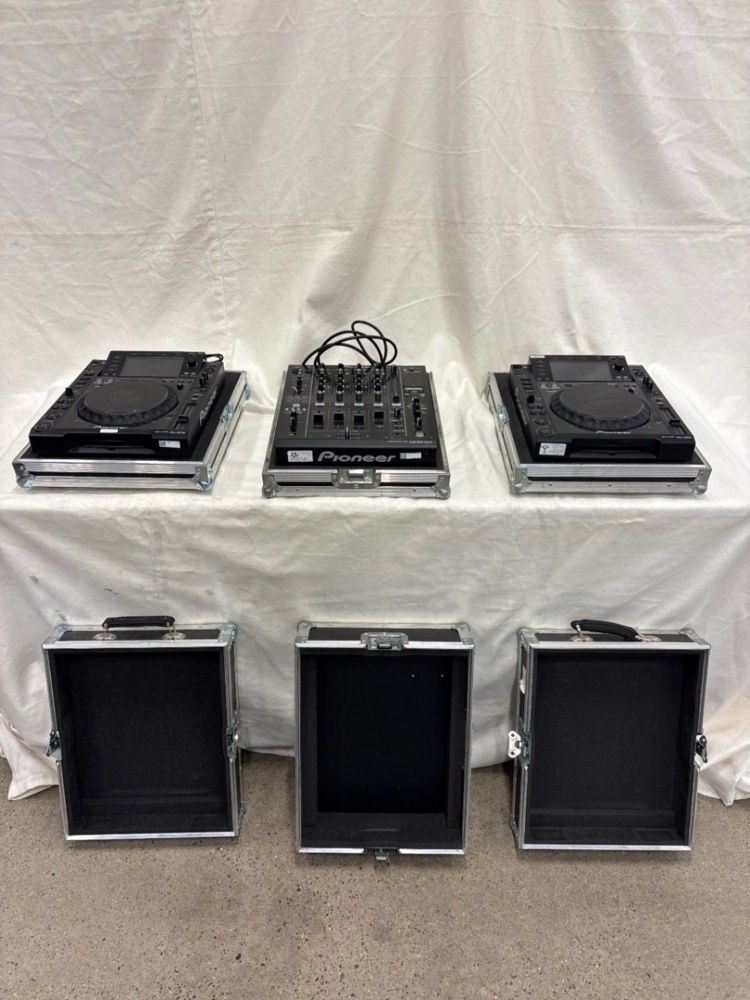 1588700-1 DJ-Bänk Pioneer 2 x CDJ2000 + 1 x DJM 900 NXS i Amptown singelcase