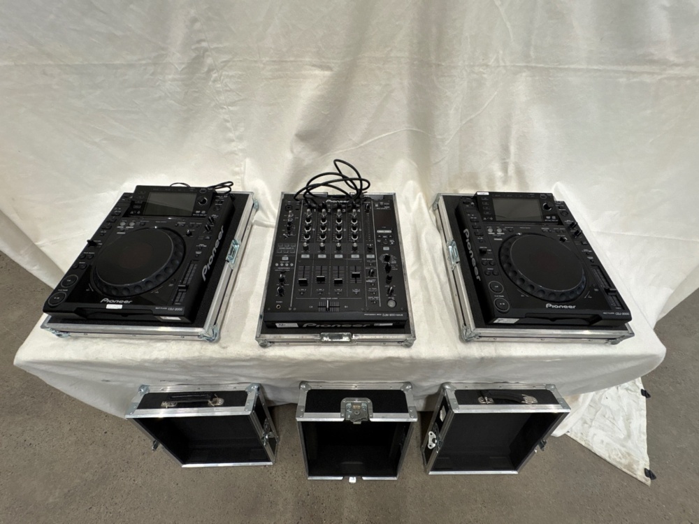 1588700-2 DJ-Bänk Pioneer 2 x CDJ2000 + 1 x DJM 900 NXS i Amptown singelcase