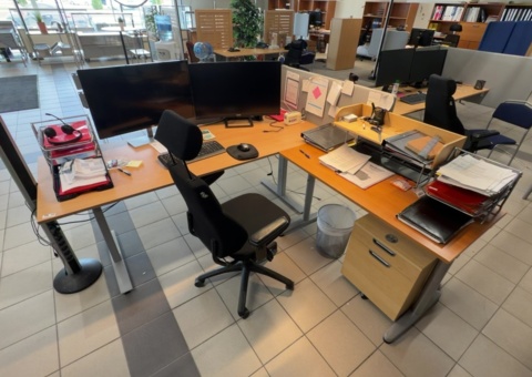 Kontorsinredning - Skrivbord, skärmar, byrå, m.m.