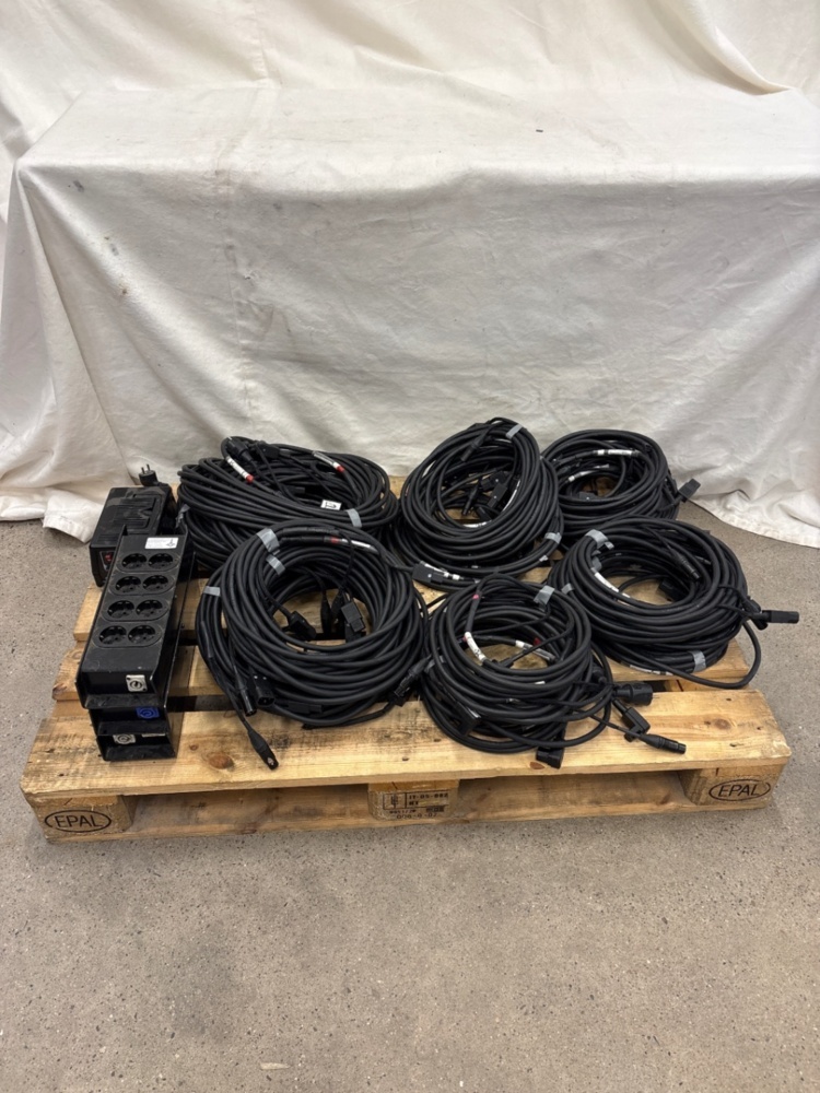 1588714-1 29 st Kombikabel IEC/XLR & 3 st Uttagslådor i plåt PowerCon - 8 x schuko