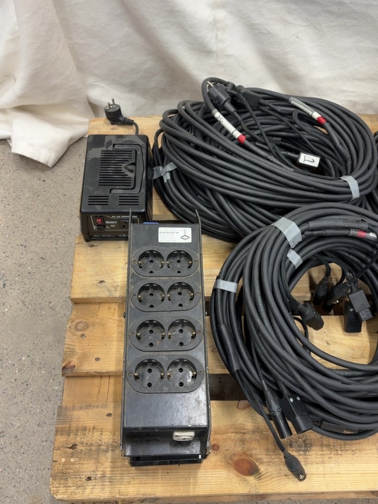 1588714-2 29 st Kombikabel IEC/XLR & 3 st Uttagslådor i plåt PowerCon - 8 x schuko