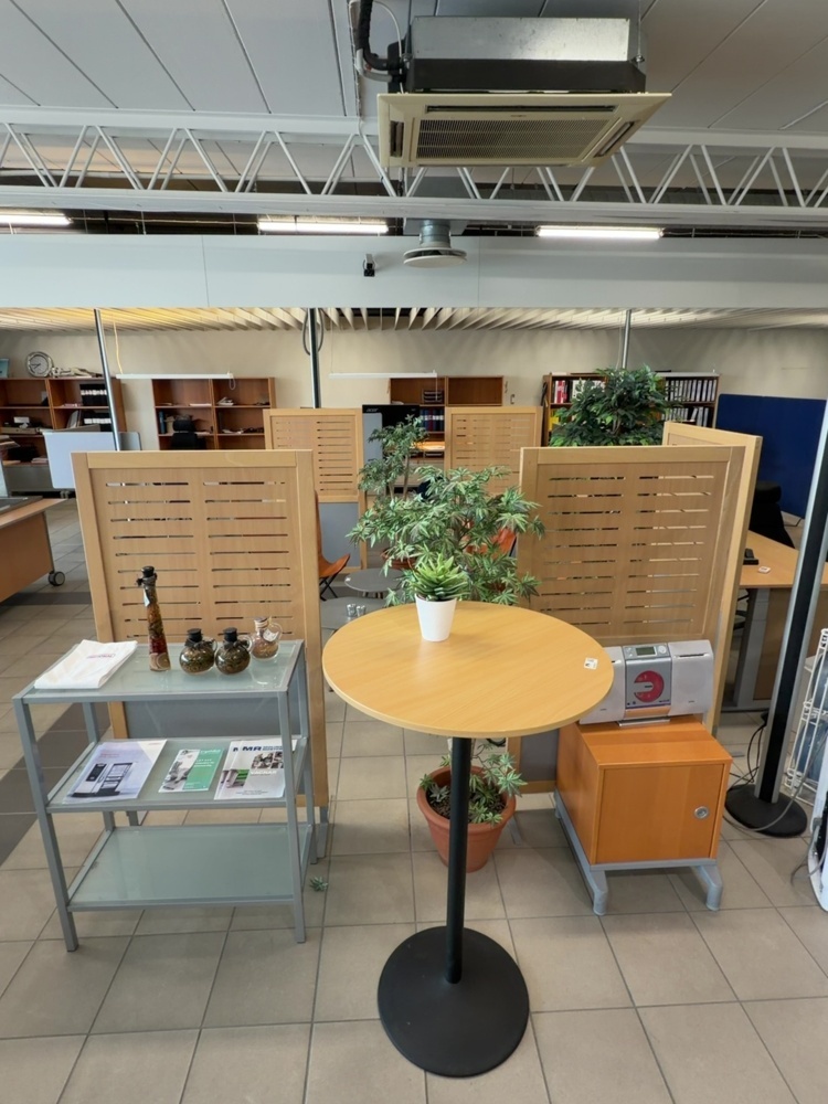 1574976-1 Kontorsinredning - Ståbord, byrå, plastväxter, m.m.