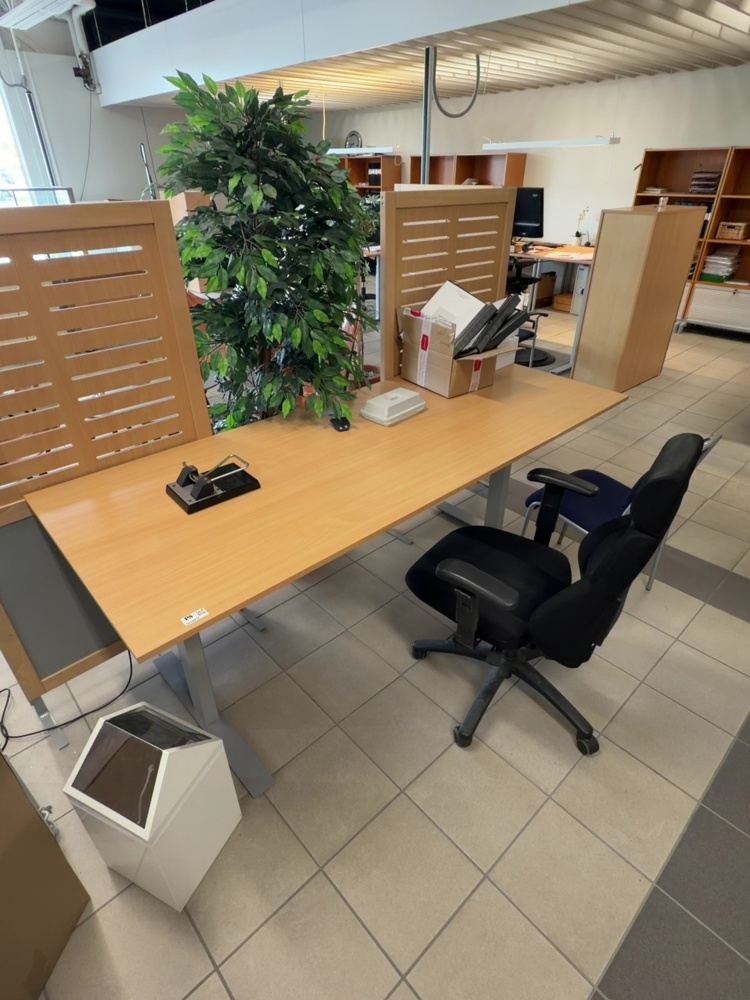 1574977-1 Skrivbord och kontorsstol