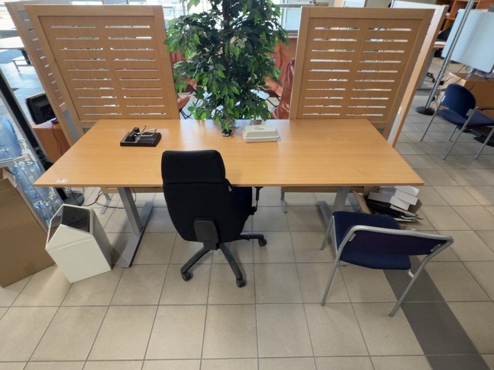 1574977-2 Skrivbord och kontorsstol