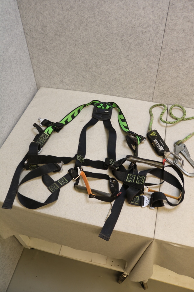 1515290-3 Honeywell Miller safety harness & long rope