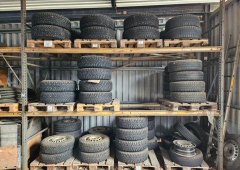 Däck med plåt- och aluminiumfälgar – drygt 11 uppsättningar