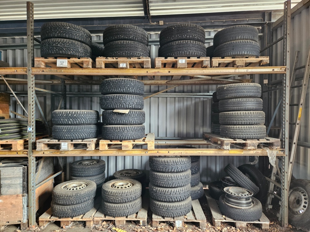 1368487-1 Däck med plåt- och aluminiumfälgar – drygt 11 uppsättningar