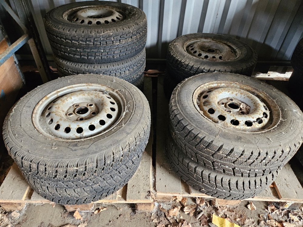 1368487-2 Däck med plåt- och aluminiumfälgar – drygt 11 uppsättningar