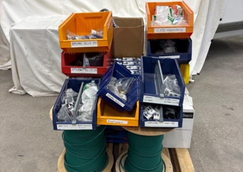Samling med nätverkskabel, kabelhantering och installationsmaterial