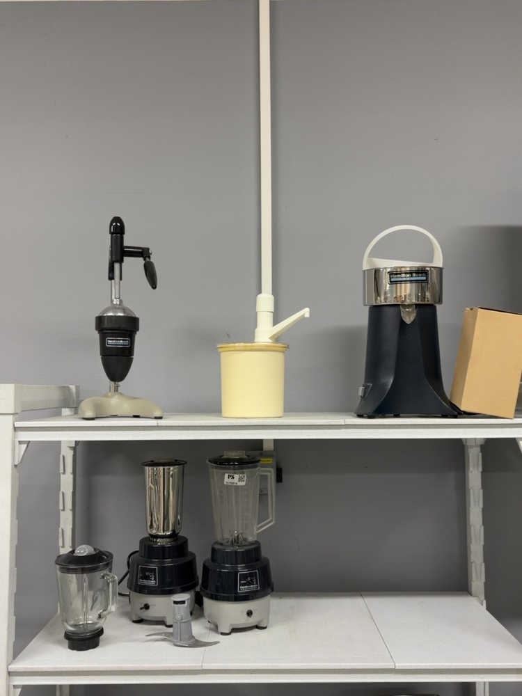1575014-1 Samling av äldre mixers och juicepress - Hamilton Beach