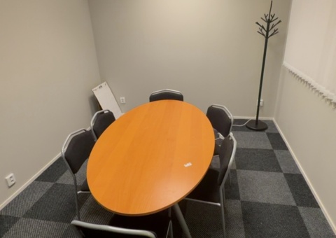 Konferensbord, stolar 6 st och klädhängare