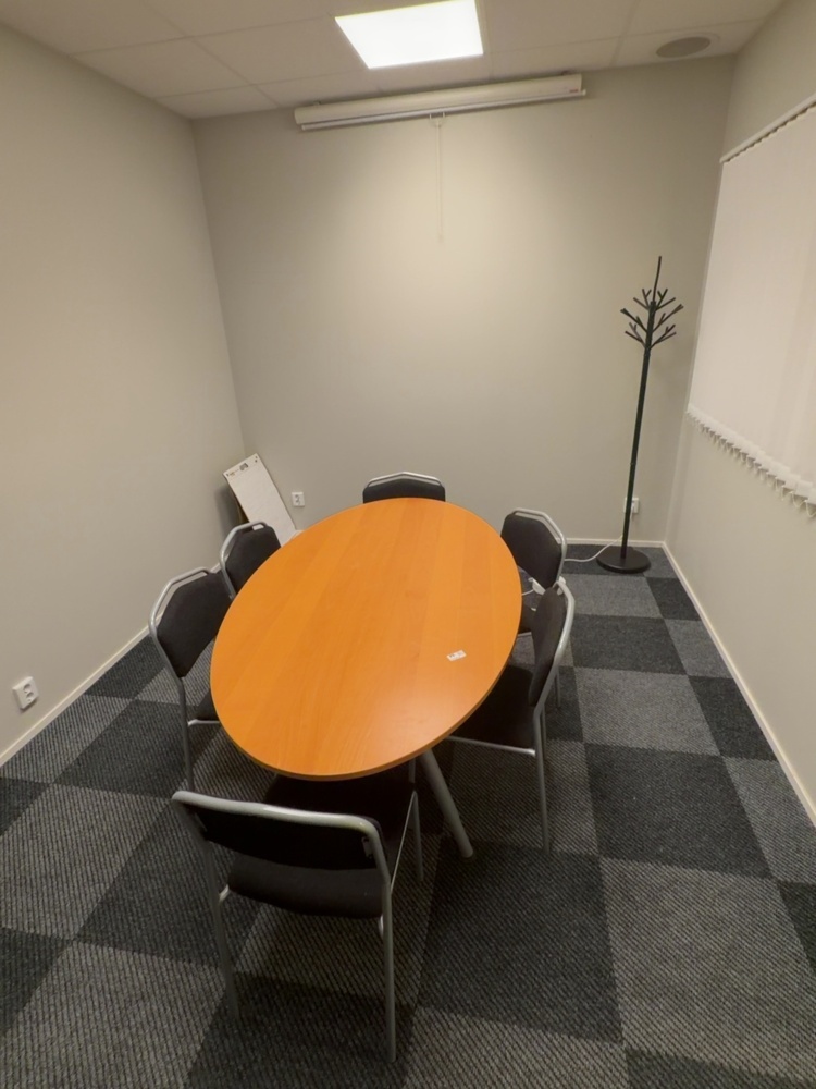 1575015-1 Konferensbord, stolar 6 st och klädhängare