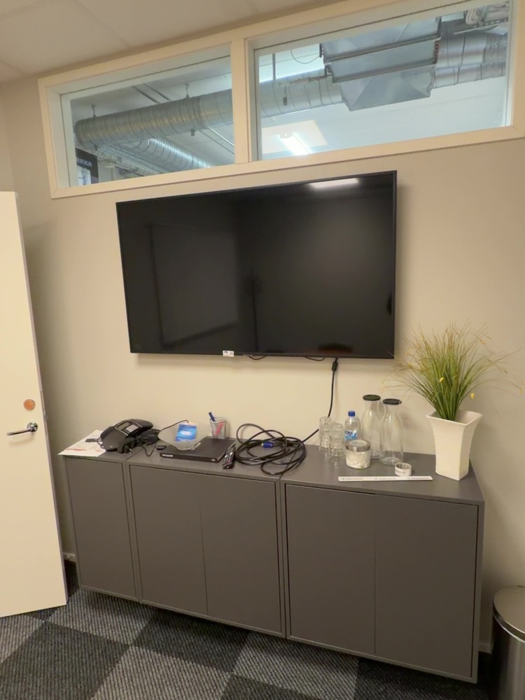 1575016-1 TV med konferenstelefon och TV-bänk
