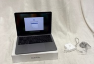 1588752 Bärbar dator med tillbehör – Apple MacBook Pro 13-inch A1989