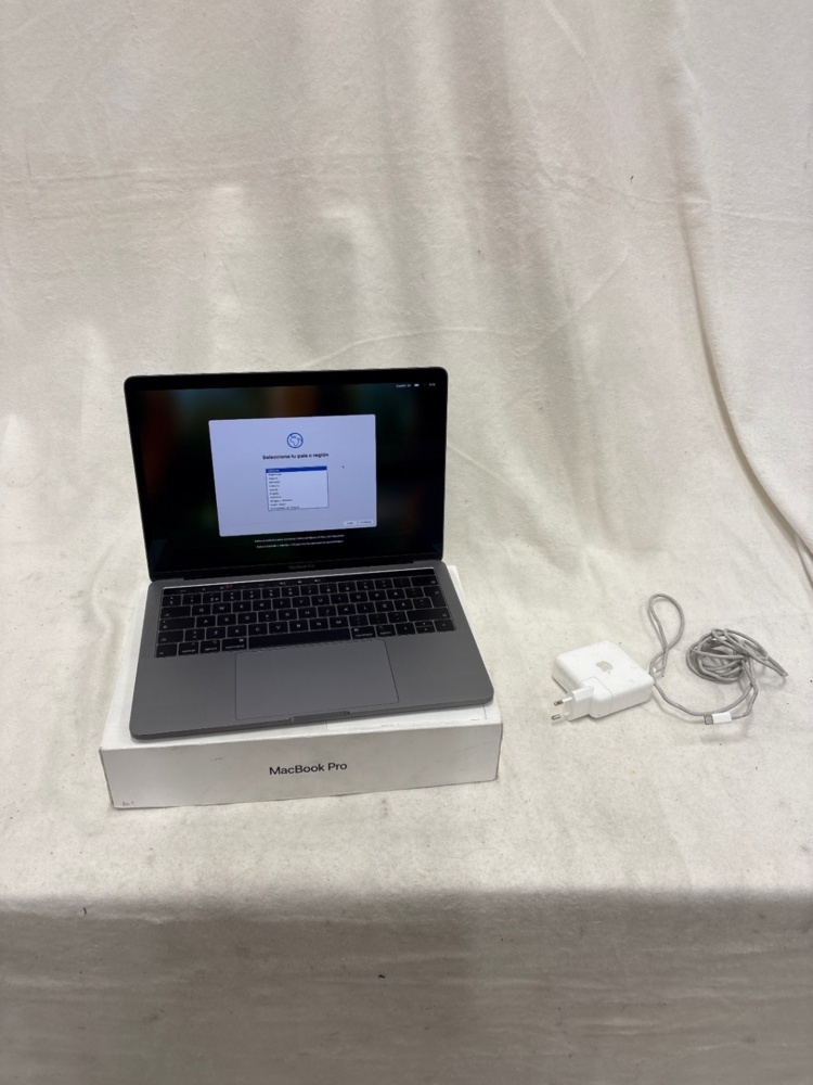 1588752-1 Bärbar dator med tillbehör – Apple MacBook Pro 13-inch A1989