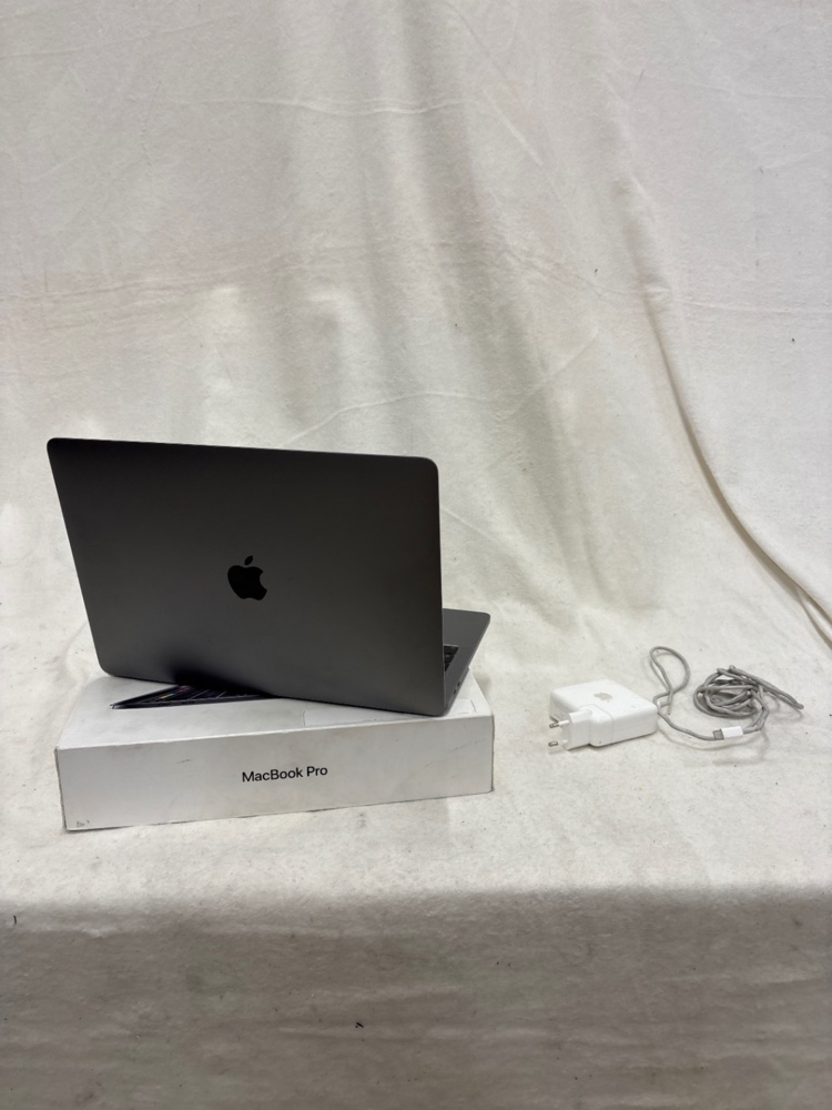 1588752-2 Bärbar dator med tillbehör – Apple MacBook Pro 13-inch A1989