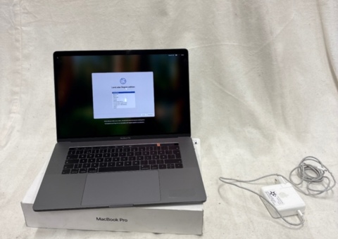 Bärbar dator med tillbehör – Apple MacBook Pro 15-inch A1990