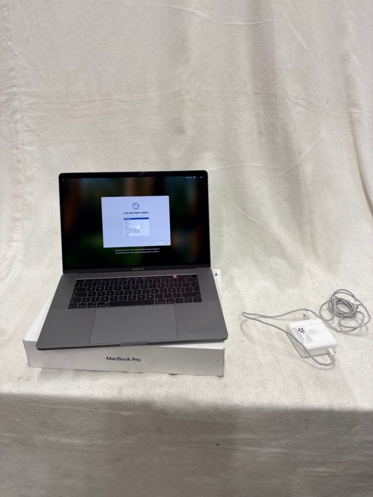 1588753-1 Bärbar dator med tillbehör – Apple MacBook Pro 15-inch A1990