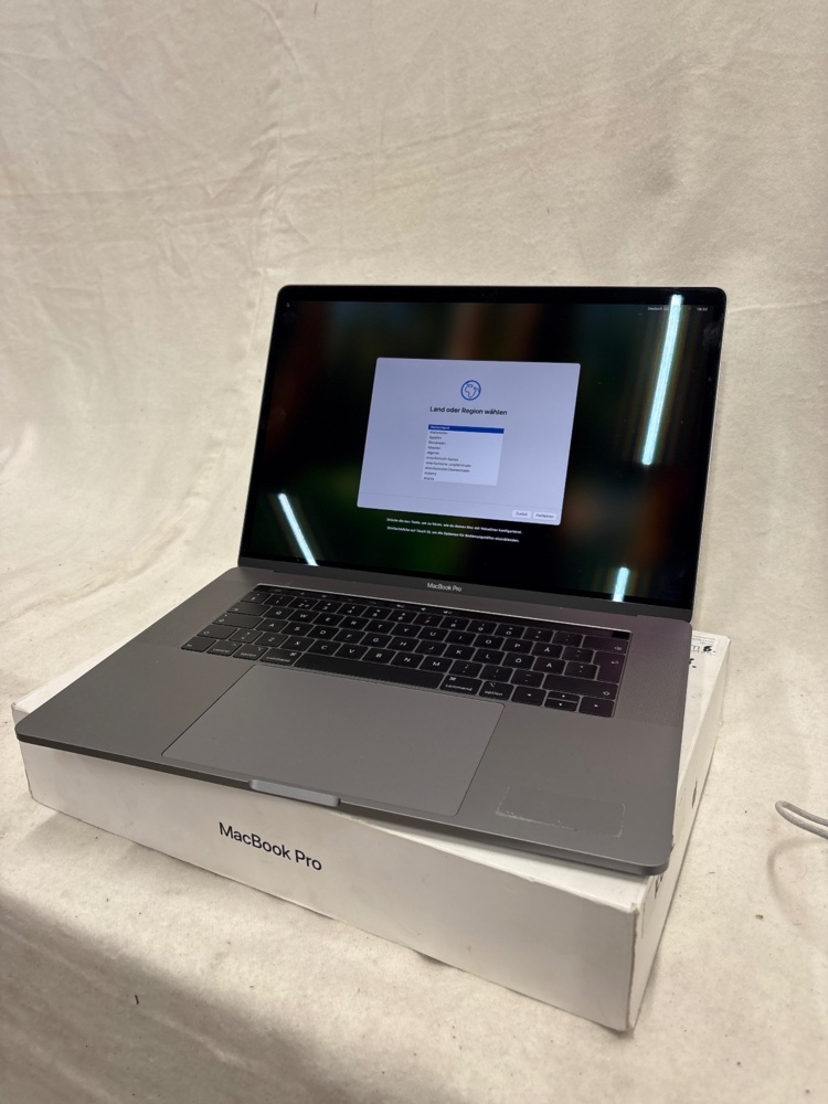 1588753-2 Bärbar dator med tillbehör – Apple MacBook Pro 15-inch A1990