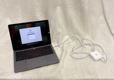 Bärbar dator med tillbehör – Apple MacBook Pro 13-inch A1989