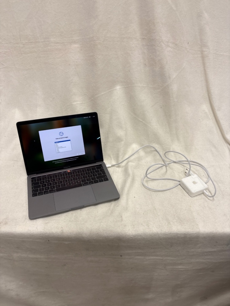 1588754-1 Bärbar dator med tillbehör – Apple MacBook Pro 13-inch A1989