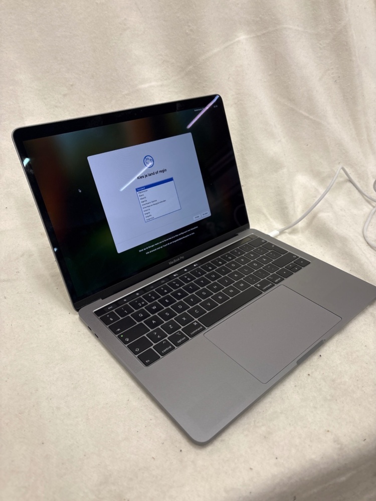1588754-2 Bärbar dator med tillbehör – Apple MacBook Pro 13-inch A1989