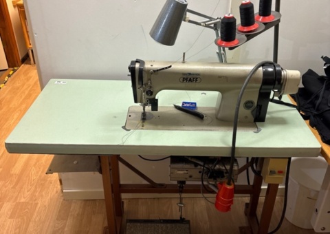Industrisymaskin med bord  – PFAFF