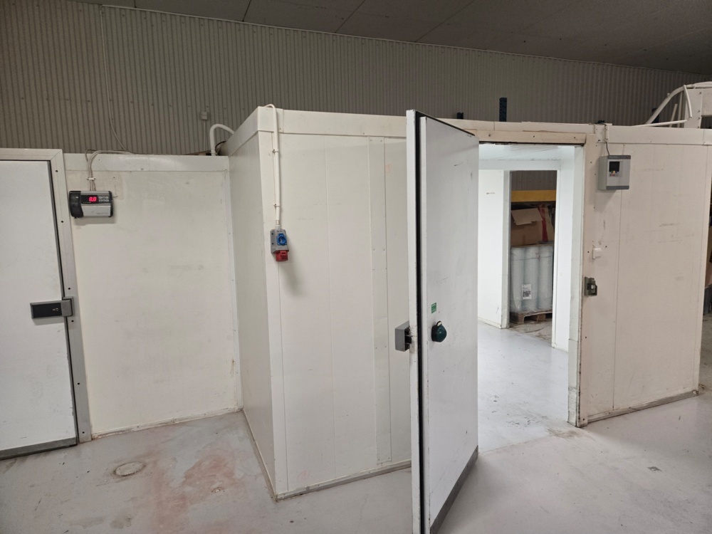 1473840-2 Cold room with compressor dismantled