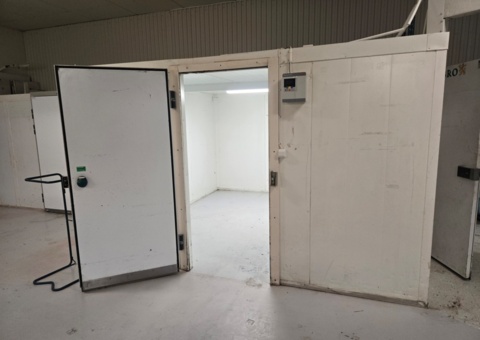 Cold room with compressor dismantled