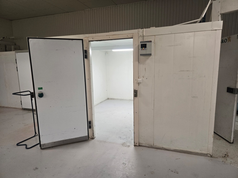 1473840-1 Cold room with compressor dismantled