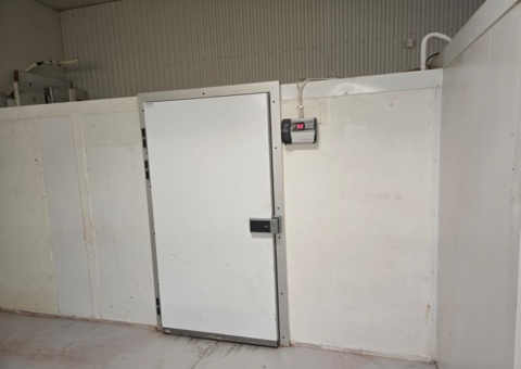 Cold room with compressor Dismantled