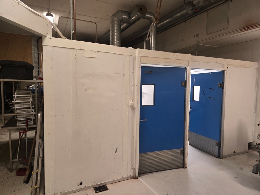 1473842-1 Counter and kitchen built with cooling panels