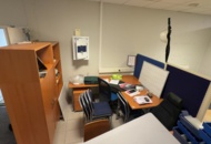 1575022 Various office furniture and accessories