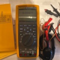 1486443-2 Digital multimeter med tillbehör – Fluke 289