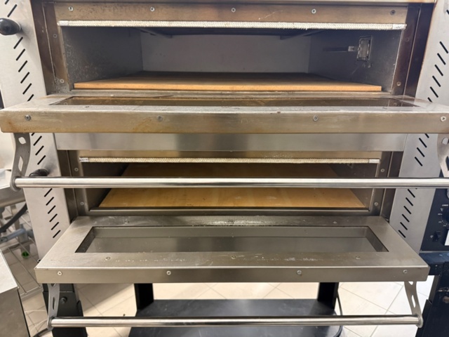 1141703-4 Obefintligt använd Elektrisk pizzaugn - pizzasten - 990x920 mm - 4+4 x Ø 35 cm - upp till 450 °C