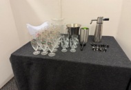 1141708 Saker till baren, gräddsifon, droppkorkar, glas, ishinkar mm