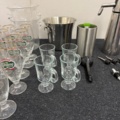 1141708-3 Saker till baren, gräddsifon, droppkorkar, glas, ishinkar mm