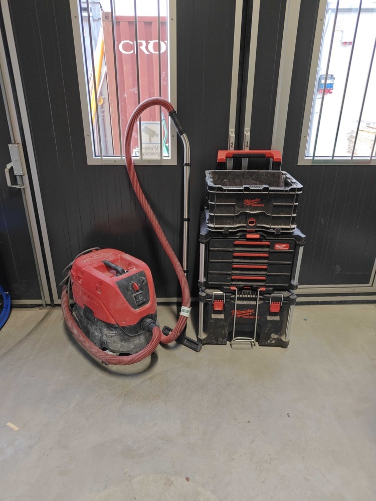 1484636-1 Industrial vacuum cleaners and packout boxes Milwaukee