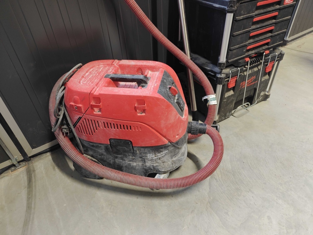 1484636-2 Industrial vacuum cleaners and packout boxes Milwaukee