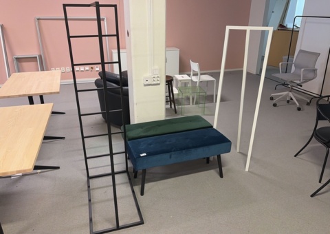 Lot with stools and clothes hangers